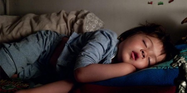 孩子打呼嚕不是睡得香！家長需知的健康警訊與應對方法